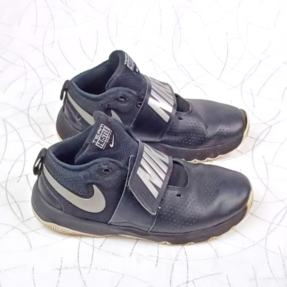 Nike Team Hustle D8 Youth Sneakers!
